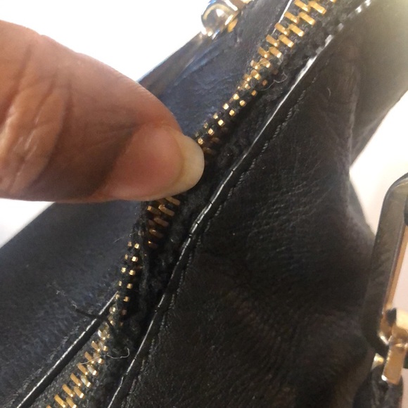 MICHAEL KORS black leather shoulder handbag. - Picture 8 of 15